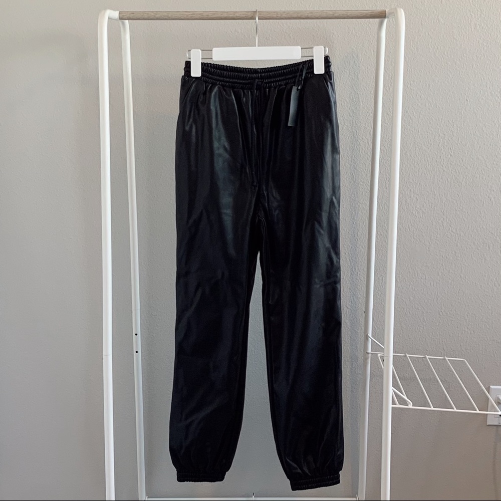 “h:ours” pleather joggers